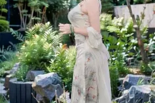 内娱清纯女星偷闯日本拍艳情片被网友当场撞破