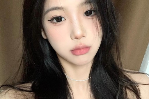 女星超大牌排场惹热议与男助理亲密举动引全网吵翻